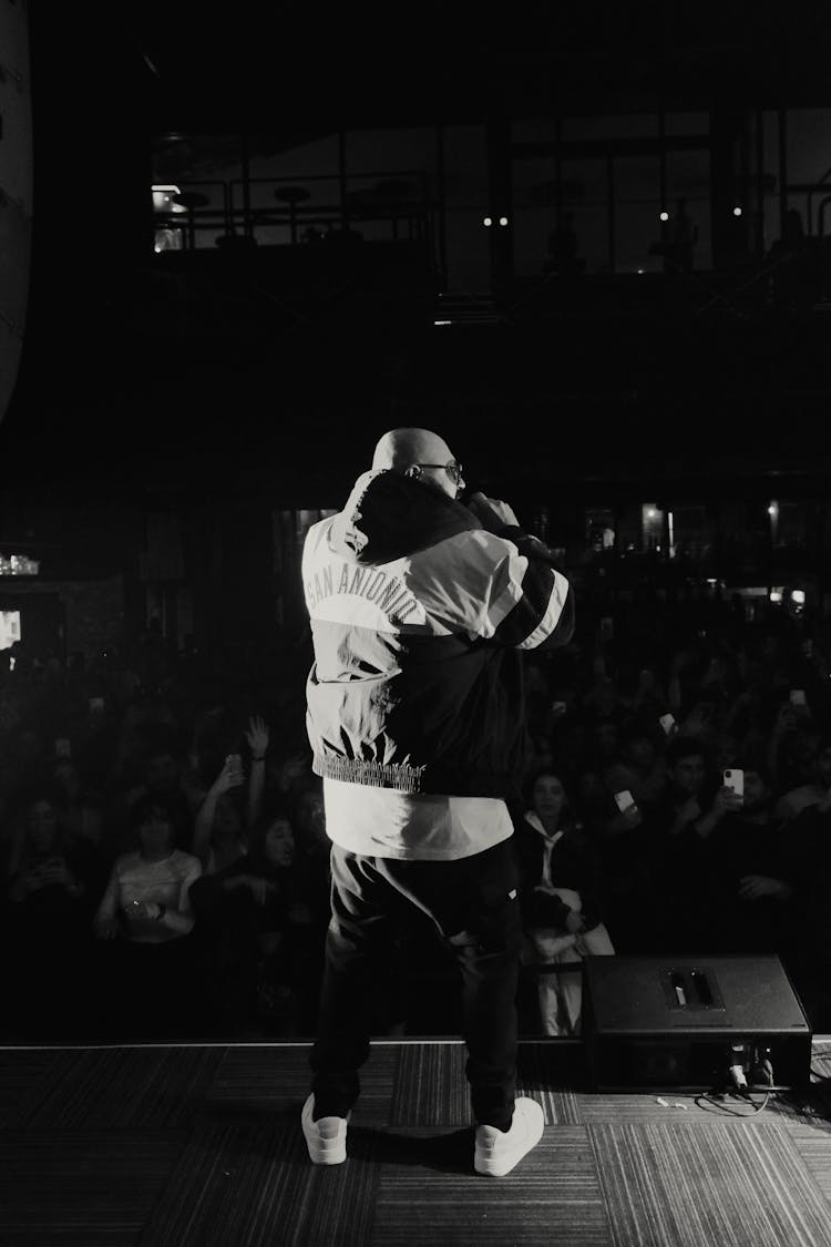 Male Rapper Performing In Front Of A Crowd