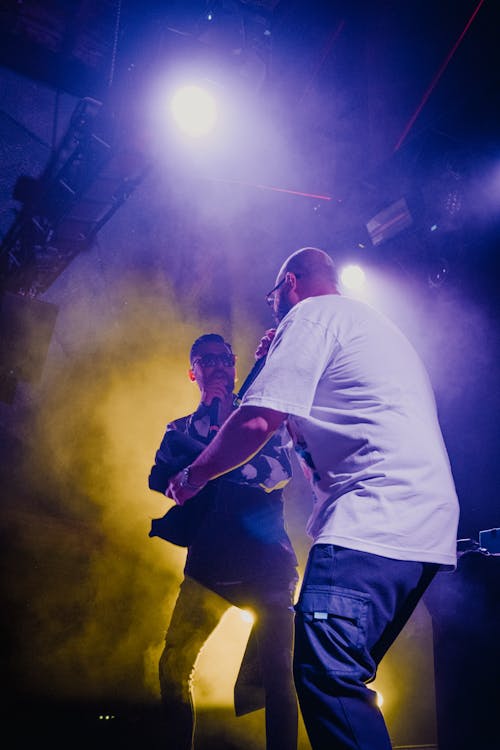 Foto profissional grátis de apresentação, cantando, cantores