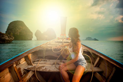 Mujer Vistiendo Blanco Tank Top Asientos En Barco