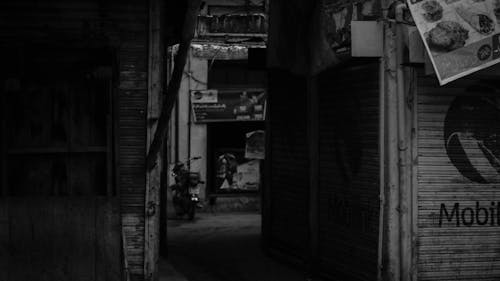 karanlık, siyah ve beyaz, sokak içeren Ücretsiz stok fotoğraf