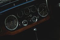 复古汽车仪表板的细节展现了经典仪表盘与复古设计