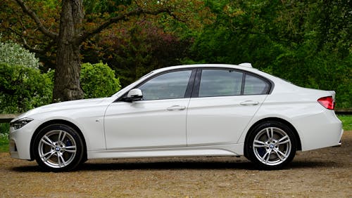 Witte Bmw Sedan Geparkeerd Naast Boom