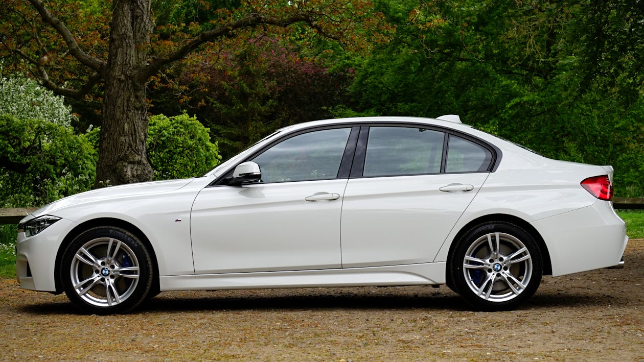 Witte Bmw Sedan Geparkeerd Naast Boom