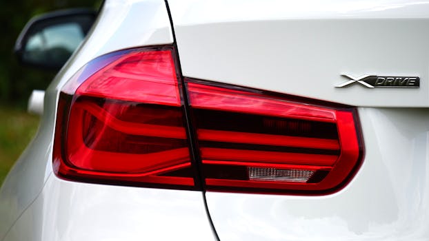 在详细视图中，汽车的红色尾灯与徽章的白色外观凸显了时尚设计