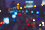 印度加尔各答充满活力的城市夜景，在模糊的夜视镜头下，点缀着色彩缤纷的散景灯光