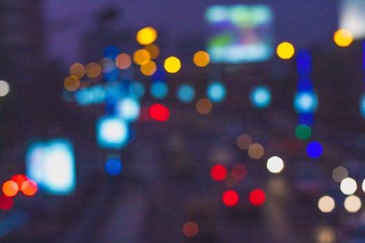 印度加尔各答充满活力的城市夜景，在模糊的夜视镜头下，点缀着色彩缤纷的散景灯光