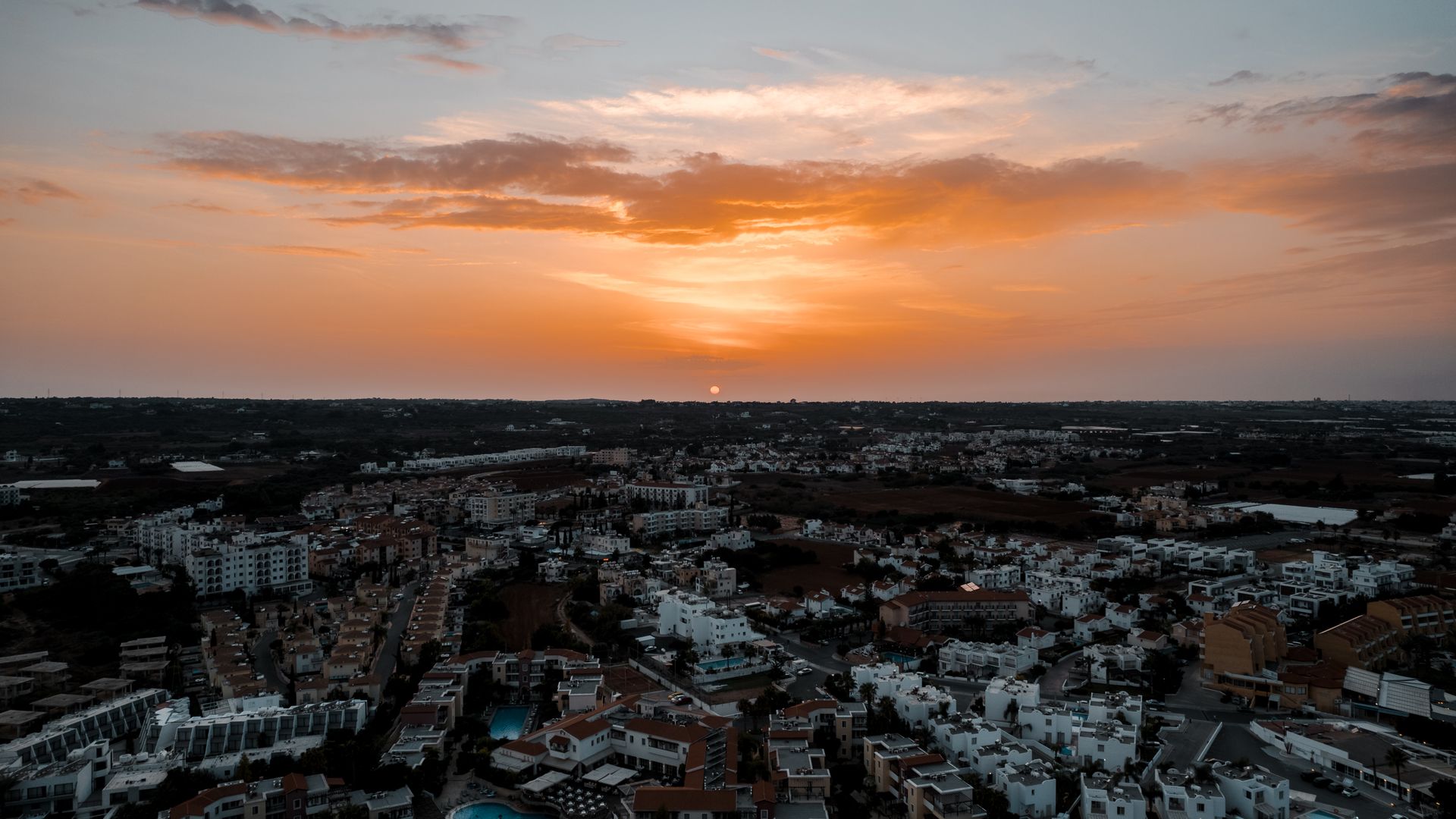 Solar Electrician in Famagusta: Costs and Local Companies — illustrasjonsbilde