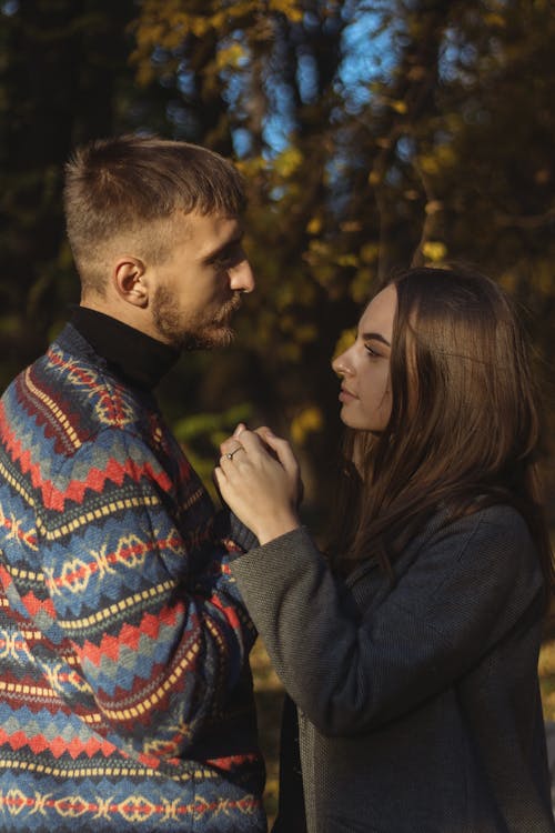 Fotobanka s bezplatnými fotkami na tému bradatý, držanie za ruky, dvojica