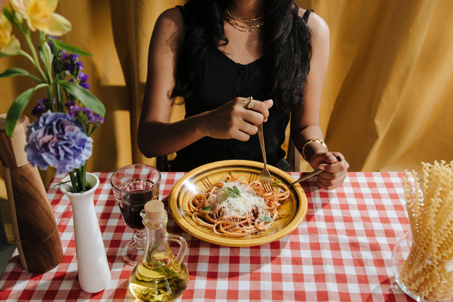 Une femme mangeant une assiette de bolognaise