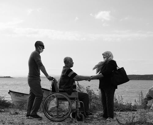 Бесплатное стоковое фото с близость, женщина, инвалидная коляска
