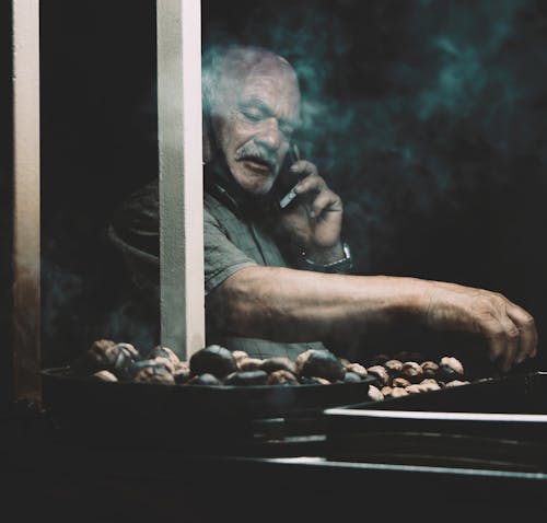 Kostnadsfri bild av äldre man, dimmig, korgar