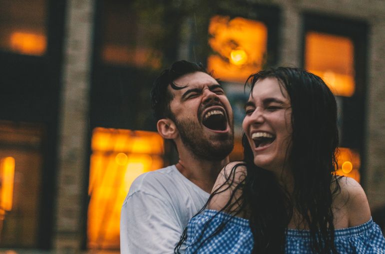 Online dating: starting a conversation on a niche platform