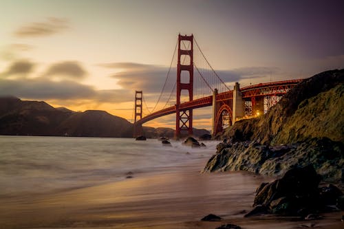 Photographie Du Pont Rouge Sous Un Ciel Blanc Et Gris