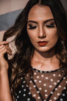 一幅时尚女性肖像，妆容迷人，表情自信