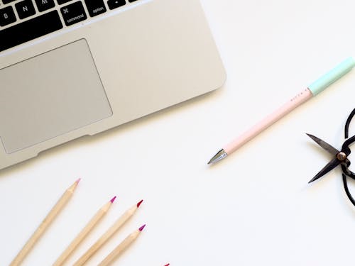 Kostenlos Macbook Pro Und Pink Pen Auf Dem Tisch Stock-Foto
