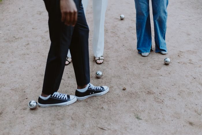 Joueurs et boules sur un terrain de pétanque