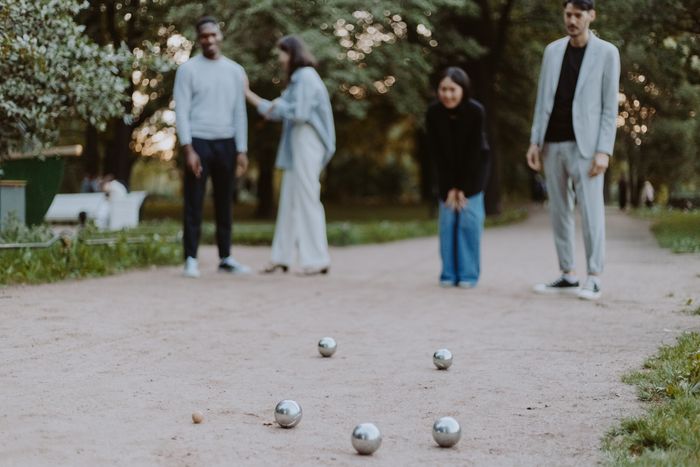 Amis jouant à la pétanque dans un parc
