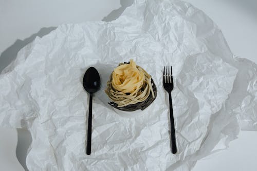 Gratis stockfoto met bestek, creativiteit, gekleurde pasta