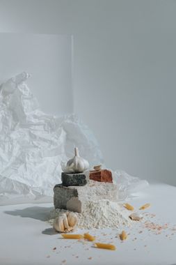 Ingredientes da culinária italiana — vinagre, azeite, ervas e especiarias sobre mesa de madeira