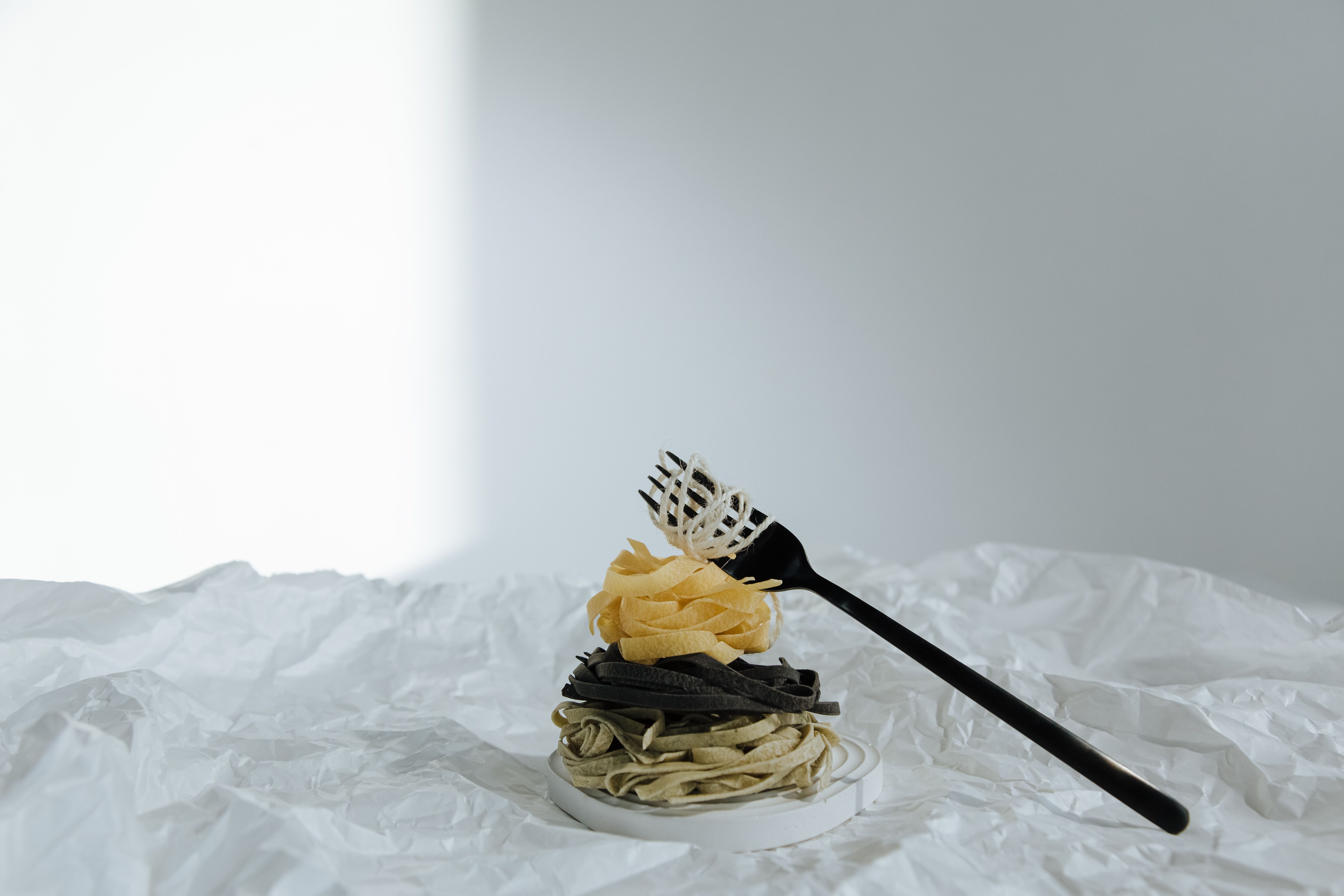 Comparación visual de dos platos de pasta cocida, uno con sal y otro sin