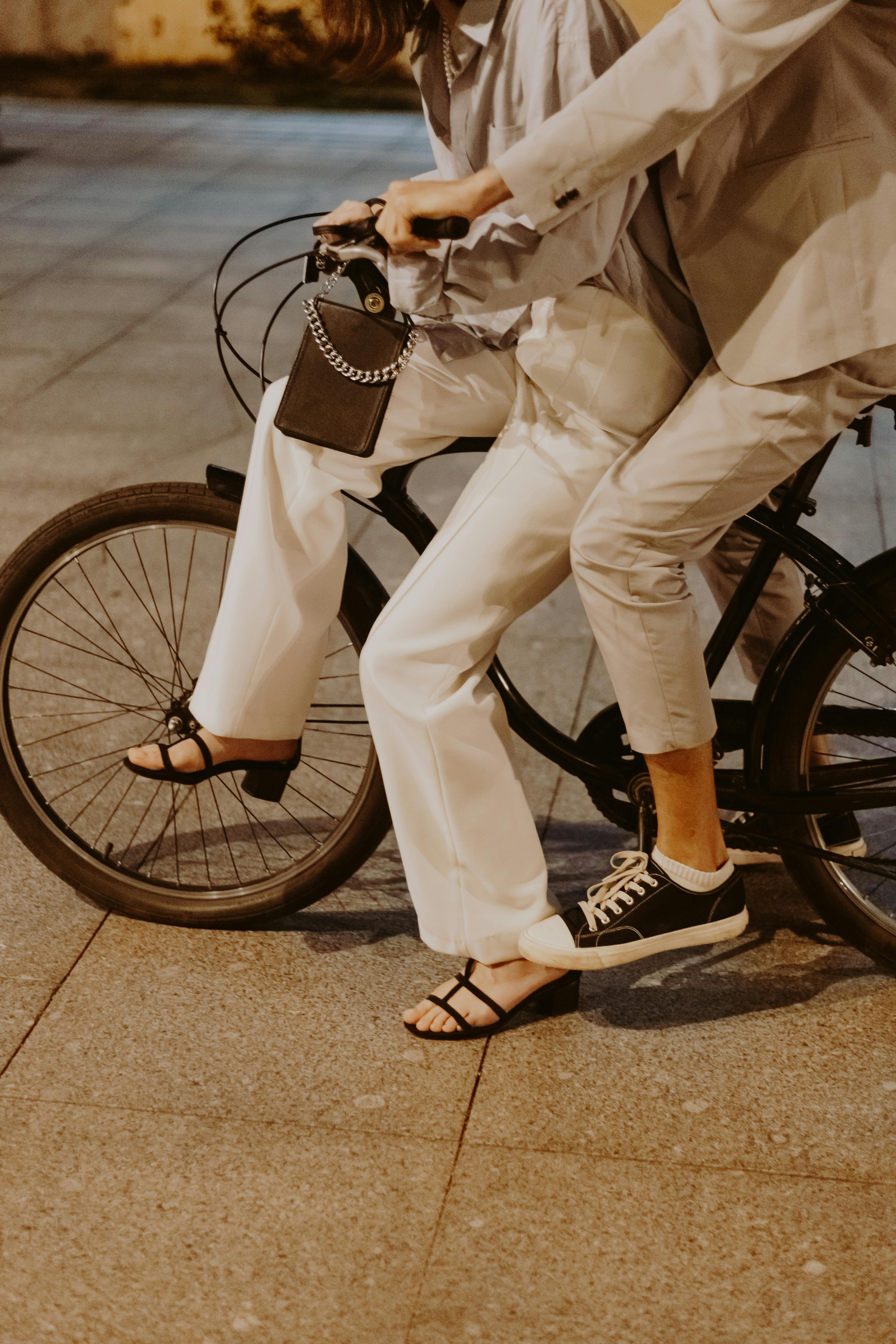 Foto de stock gratuita sobre bicicletas, camiseta de manga corta, carretera,  ciclismo, de espaldas, equitación, hombre, mochila, mujer, pareja