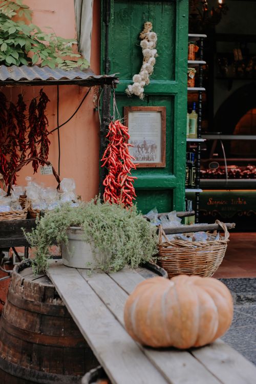 Free Rustic outdoor market with pumpkins, chili peppers, and garlic decor, perfect for autumn themes. Stock Photo
