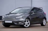 一辆时尚的灰色掀背车停在户外，现代设计和闪亮的饰面展露无遗