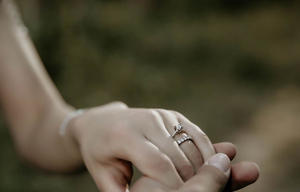 Online dating: starting a conversation on a niche platform