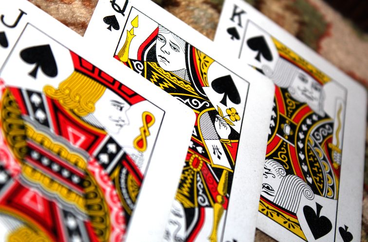 Online Casino: Spielautomaten und Live-Spiele im Überblick