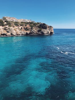 探索西班牙马略卡岛，那里有浪漫的壮丽悬崖和充满活力的蓝色海水