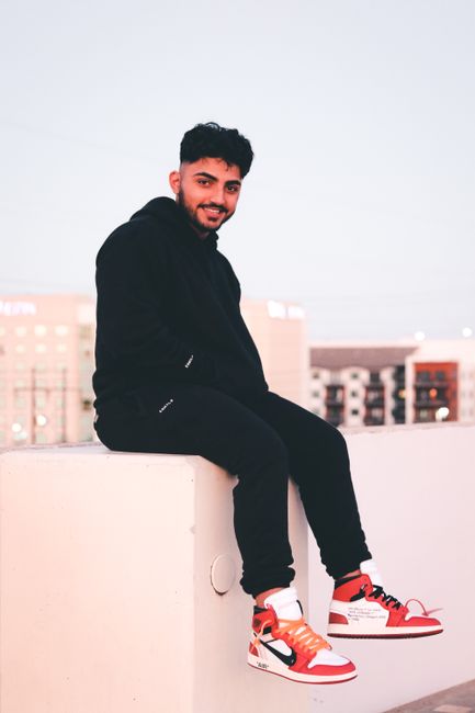 Hoy sudadera y joggers negros con tenis llamativos, muy tranqui en la azotea al atardecer
#lookdeldia #black #hoodie #sneakers