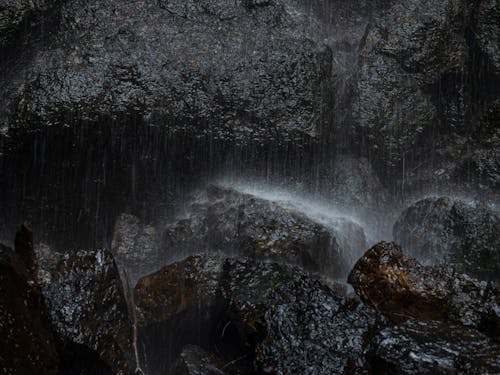 Gratis stockfoto met water op rotsen, waterval