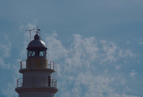 藍藍的天空白雲下的白色燈塔