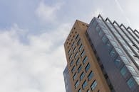 荷兰乌得勒支，一座带玻璃窗的时尚摩天大楼矗立在多云的天空下