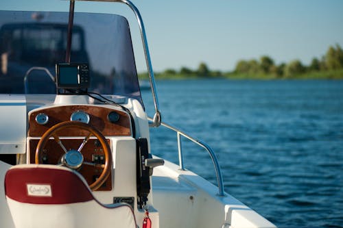 бесплатная Белая и коричневая лодка Стоковое фото