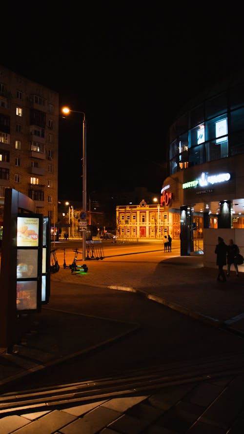 無料 垂直ショット, 夜間, 歩道の無料の写真素材 写真素材