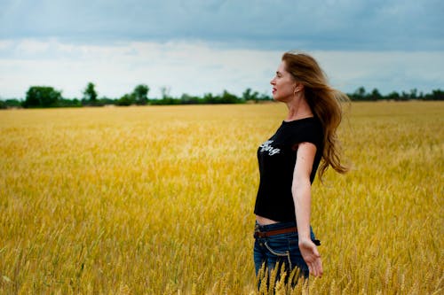 Vrouw Draagt Zwart Shirt Omgeven Door Gras