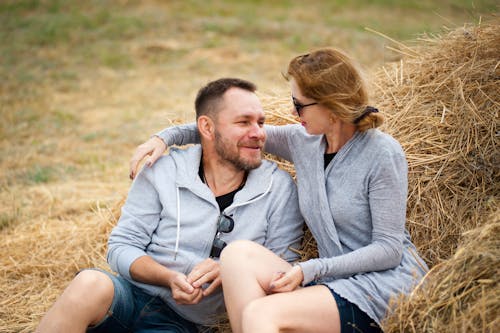 Hombre Y Mujer, Sentado, En, Heno