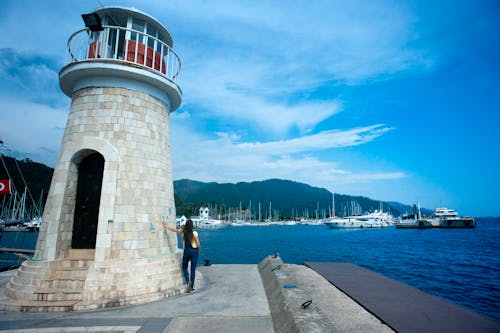 Okyanusun Yakınındaki Gri Beton Deniz Feneri
