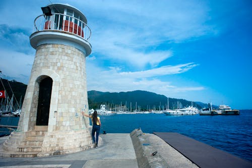 Phare En Béton Gris Près De L'océan