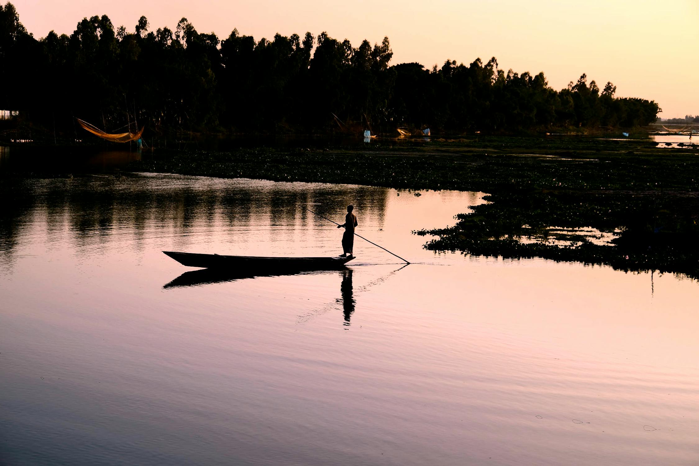 Pessoas visitando um templo com vestimentas apropriadas