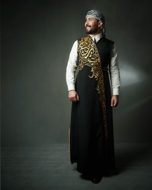 صورة تعبيرية لشاب سعودي بلباس رسمي