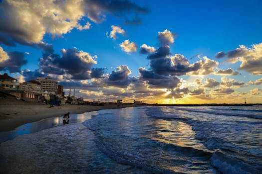 加沙海滩的日落令人惊叹，海浪翻滚，天空阴沉