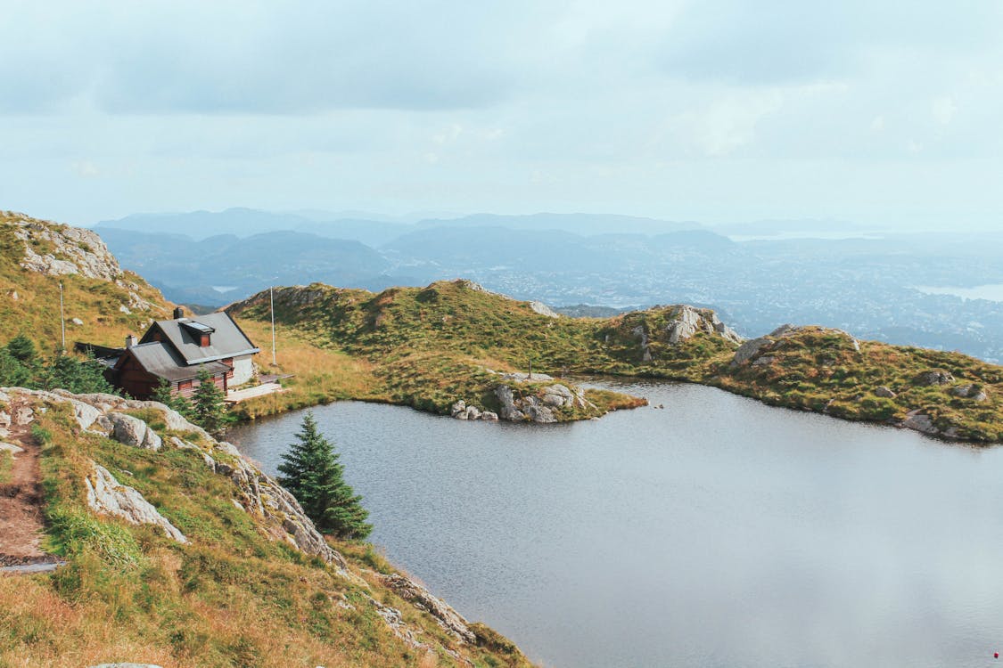 Gratis stockfoto met bergen, gebied met water, gras