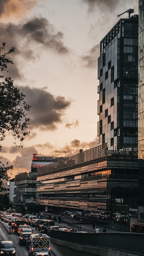 Foto profissional grátis de arquitetura, arranha-céu, automóveis