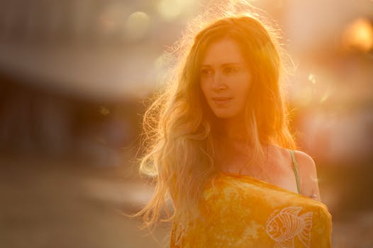 在阳光明媚、温暖的环境中，一位长发微笑女子的肖像