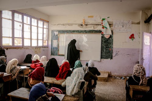 Darmowe zdjęcie z galerii z edukacja, hidżaby, klasa