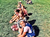 一群孩子坐在公园的草地上，一起享受夏日明媚的阳光