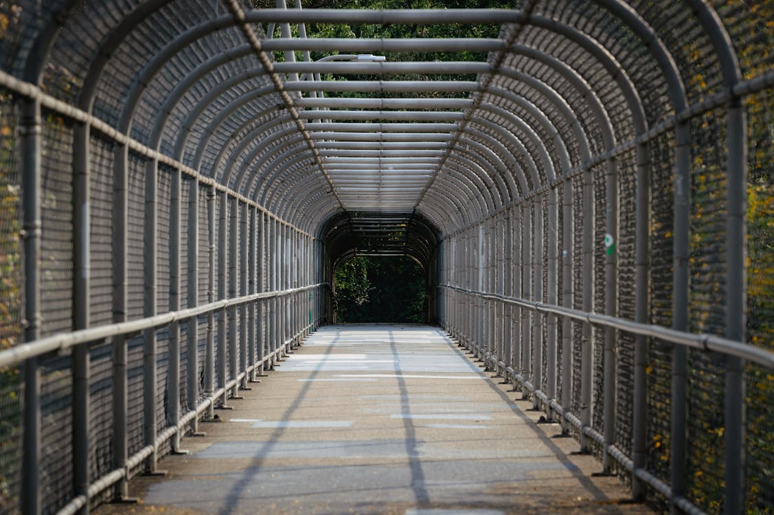 トンネル, フェンス, ブリッジの無料の写真素材
