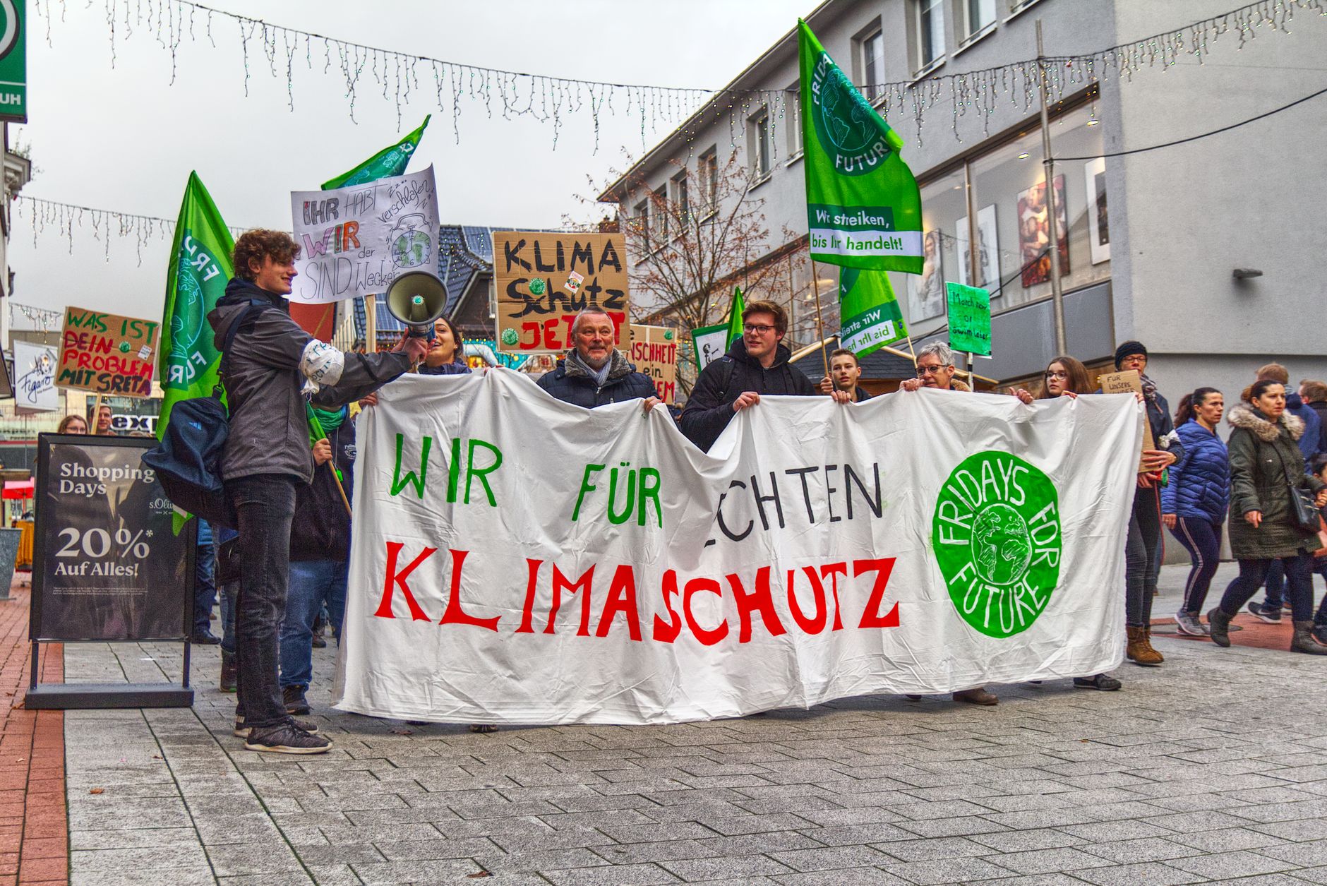 Schülerinnen demonstrieren für ein Verbot von Schuluniformen in Pornos.